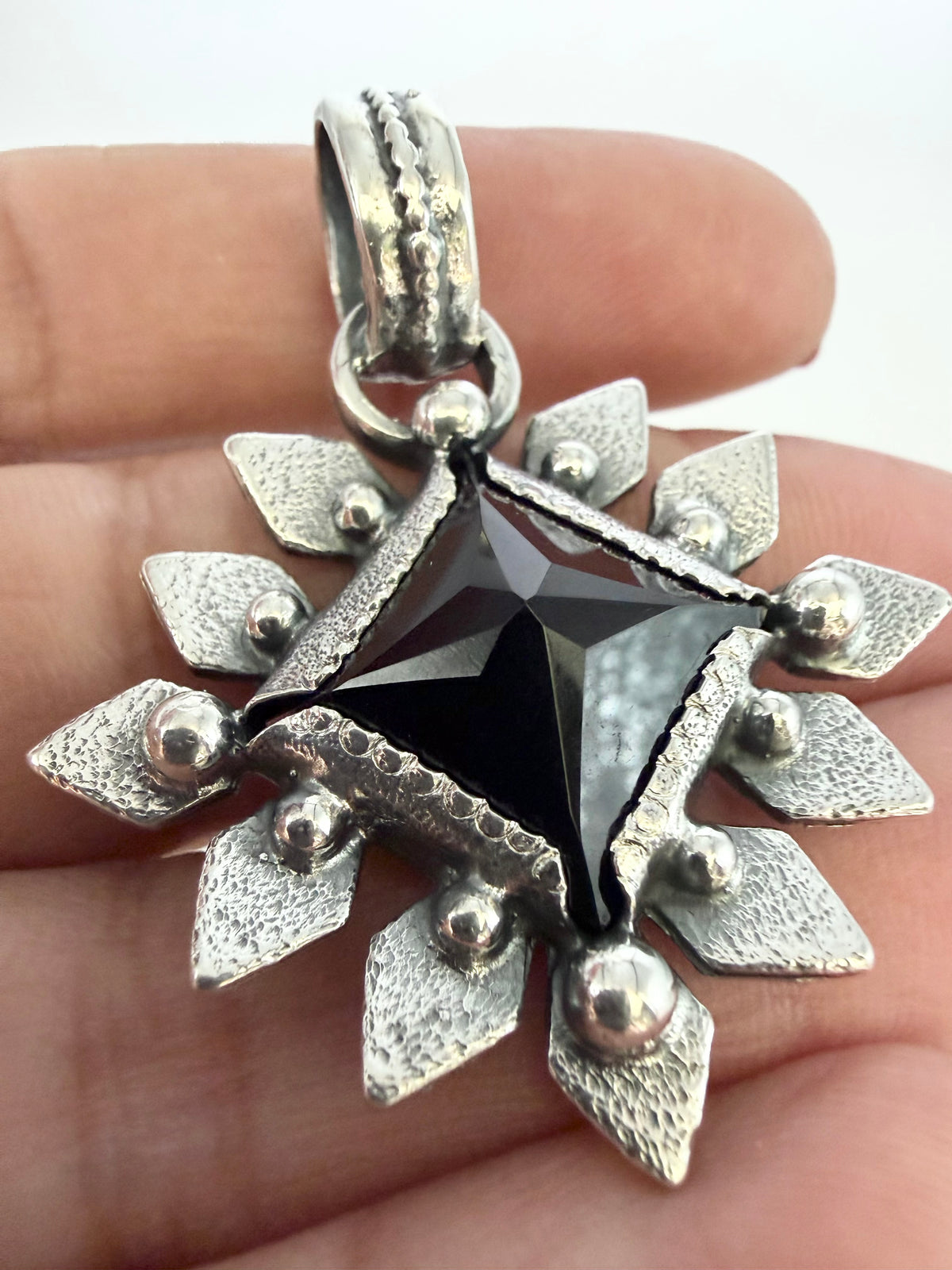 NEW! Colgante Piramide Flower (Onix negro)