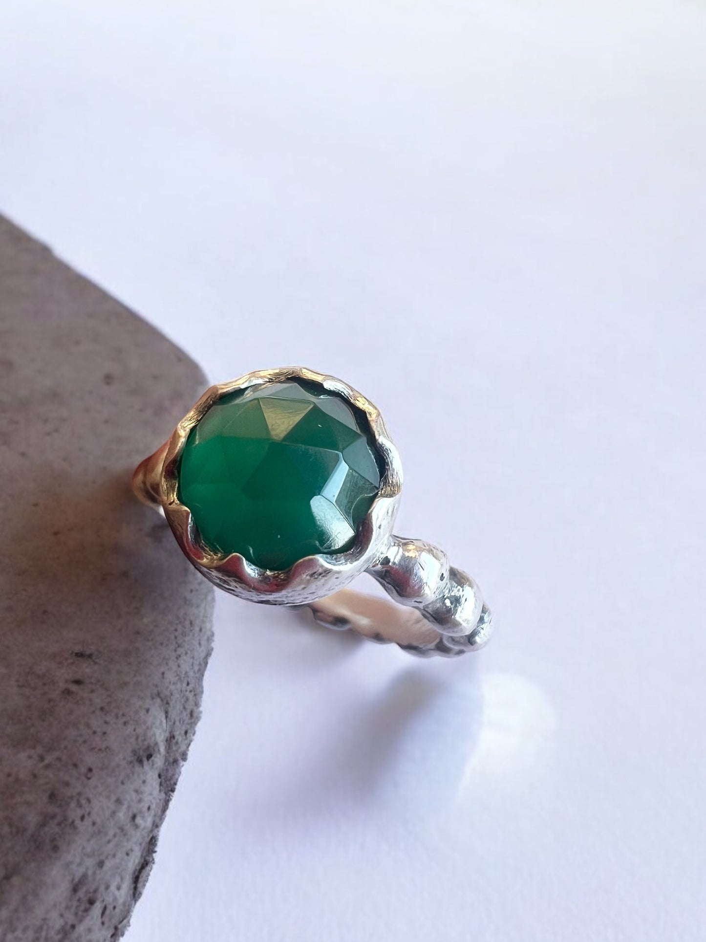 Anillo Pelotitas zigzag- Onix verde - Talla 13.5