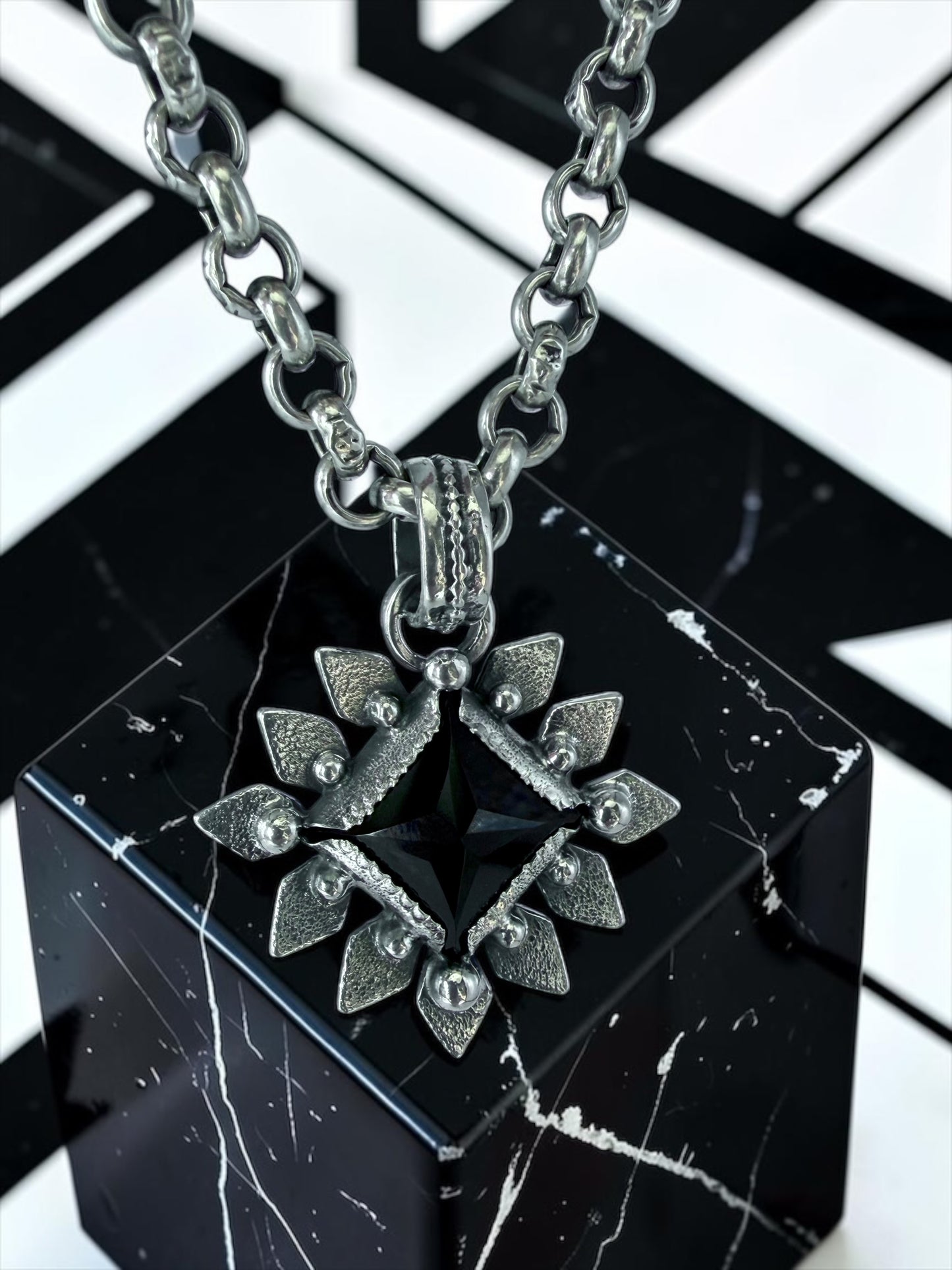 NEW! Colgante Piramide Flower (Onix negro)
