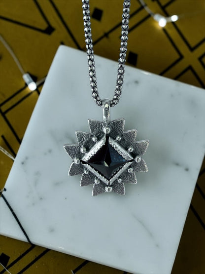 NEW! Colgante Piramide Santa María (Onix negro)