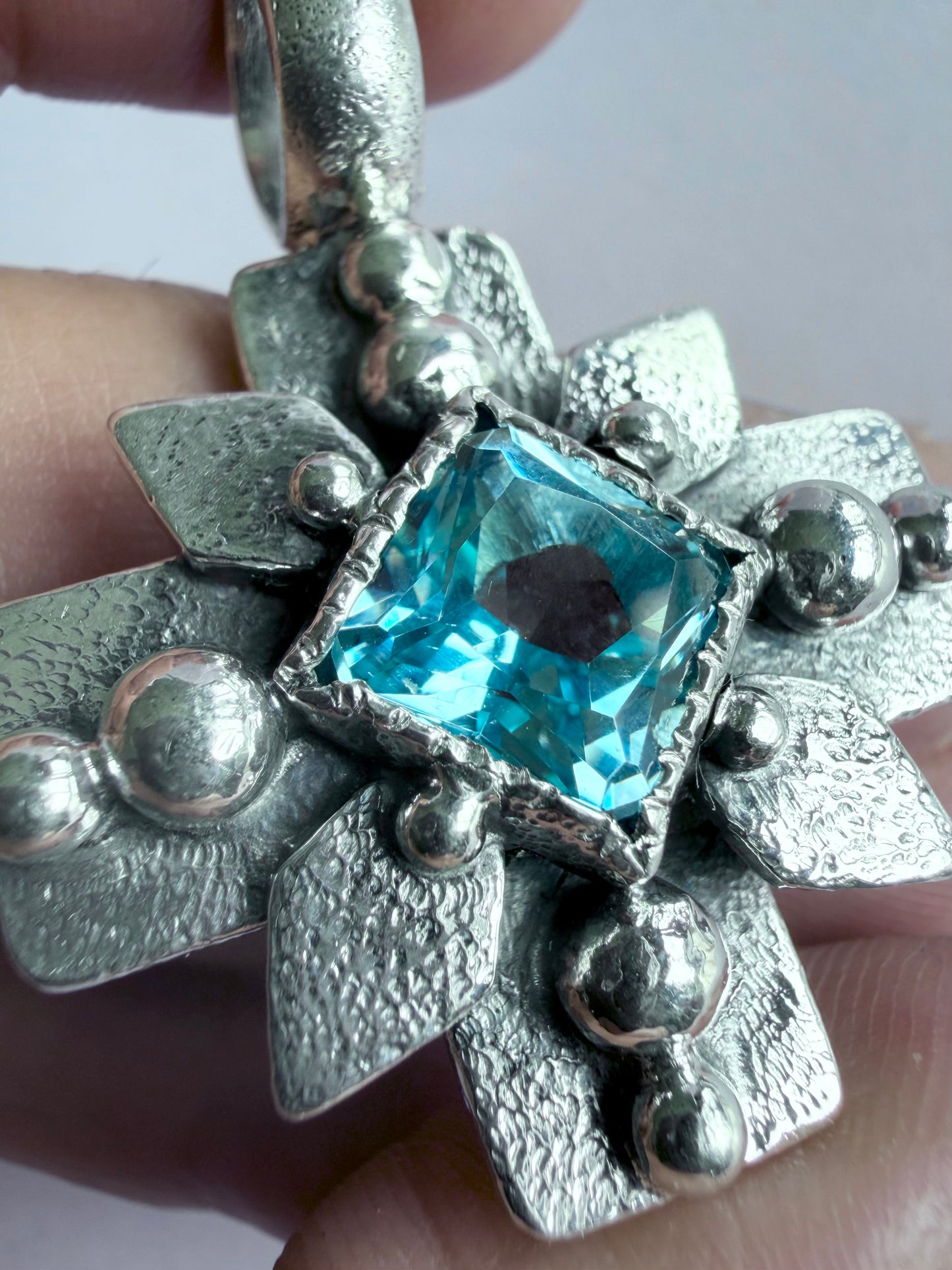 NEW! Colgante Cruz del sur (Topacio sky)