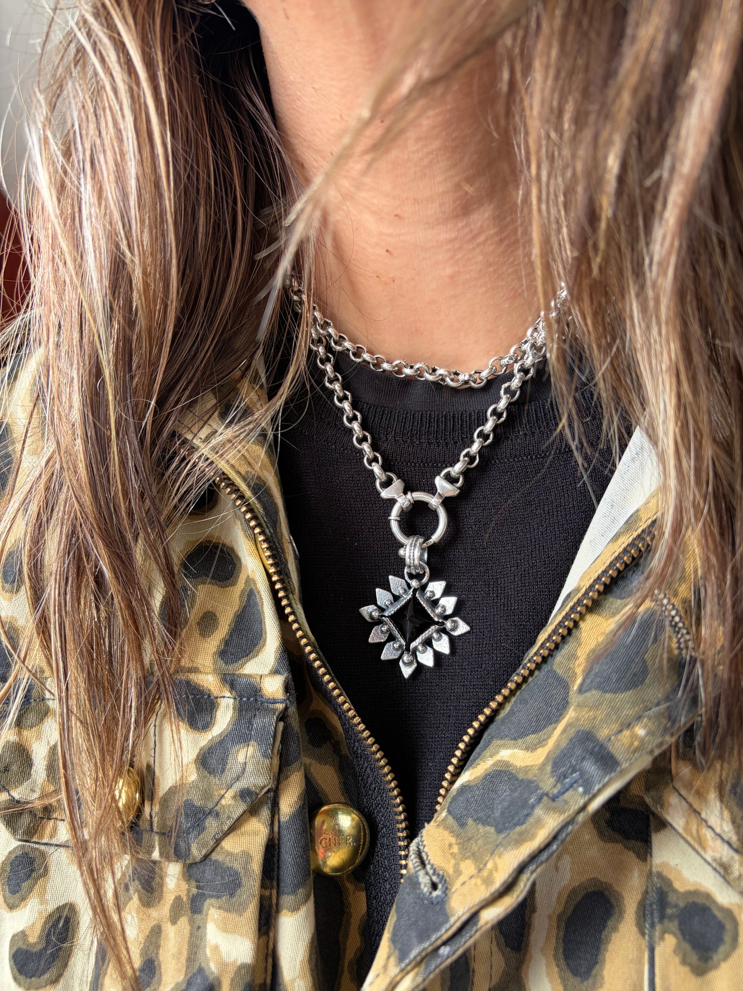 NEW! Colgante Piramide Flower (Onix negro)