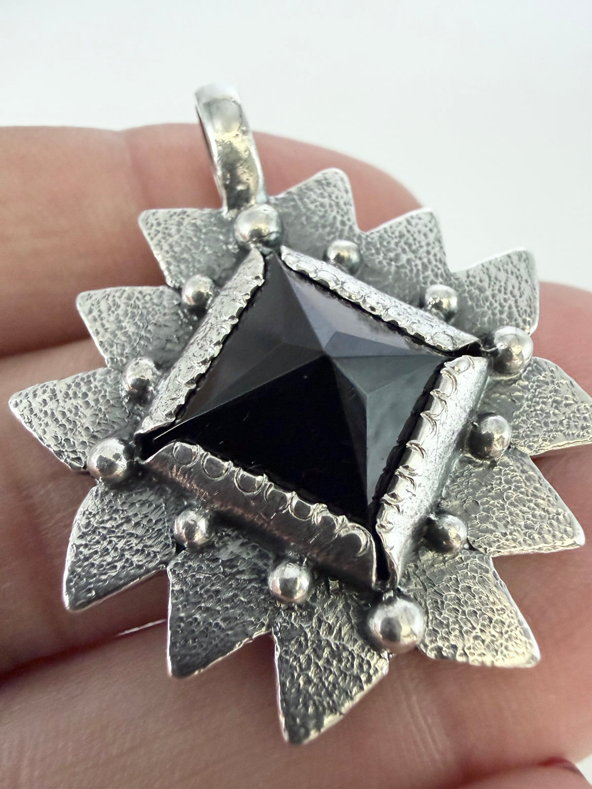 NEW! Colgante Piramide Santa María (Onix negro)