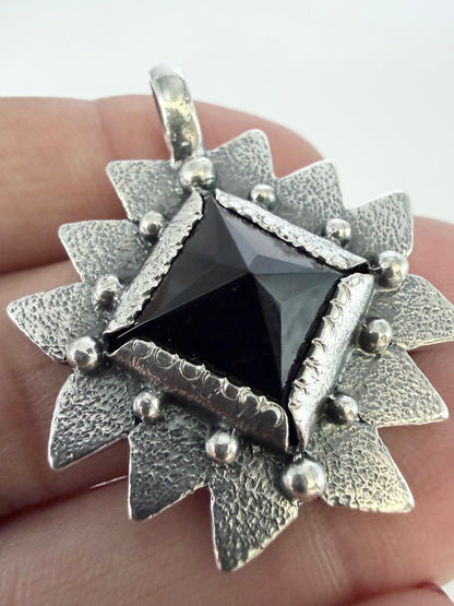 NEW! Colgante Piramide Santa María (Onix negro)