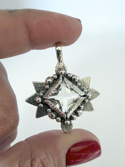 NEW! Colgante Piramide Annie (Cuarzo cristal)
