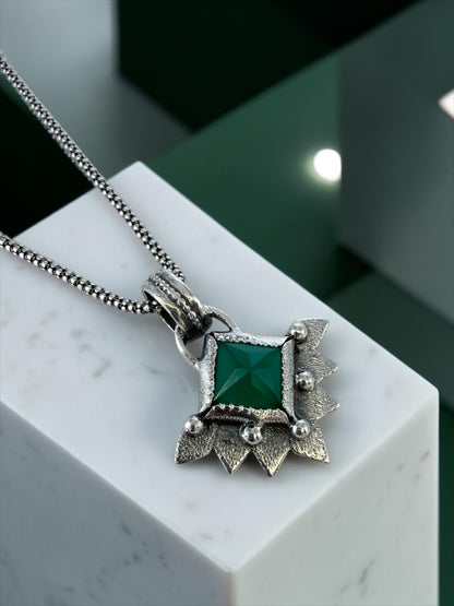 NEW! Colgante Piramide La niña (Onix verde)