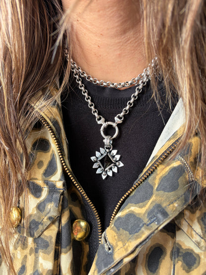 NEW! Colgante Piramide Flower (Onix negro)