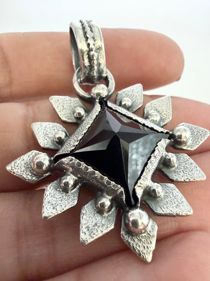NEW! Colgante Piramide Flower (Onix negro)