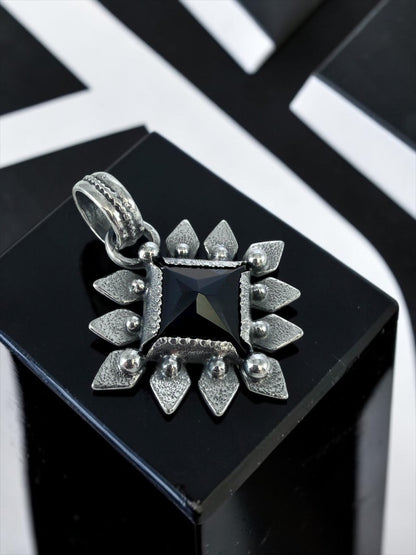 NEW! Colgante Piramide Flower (Onix negro)
