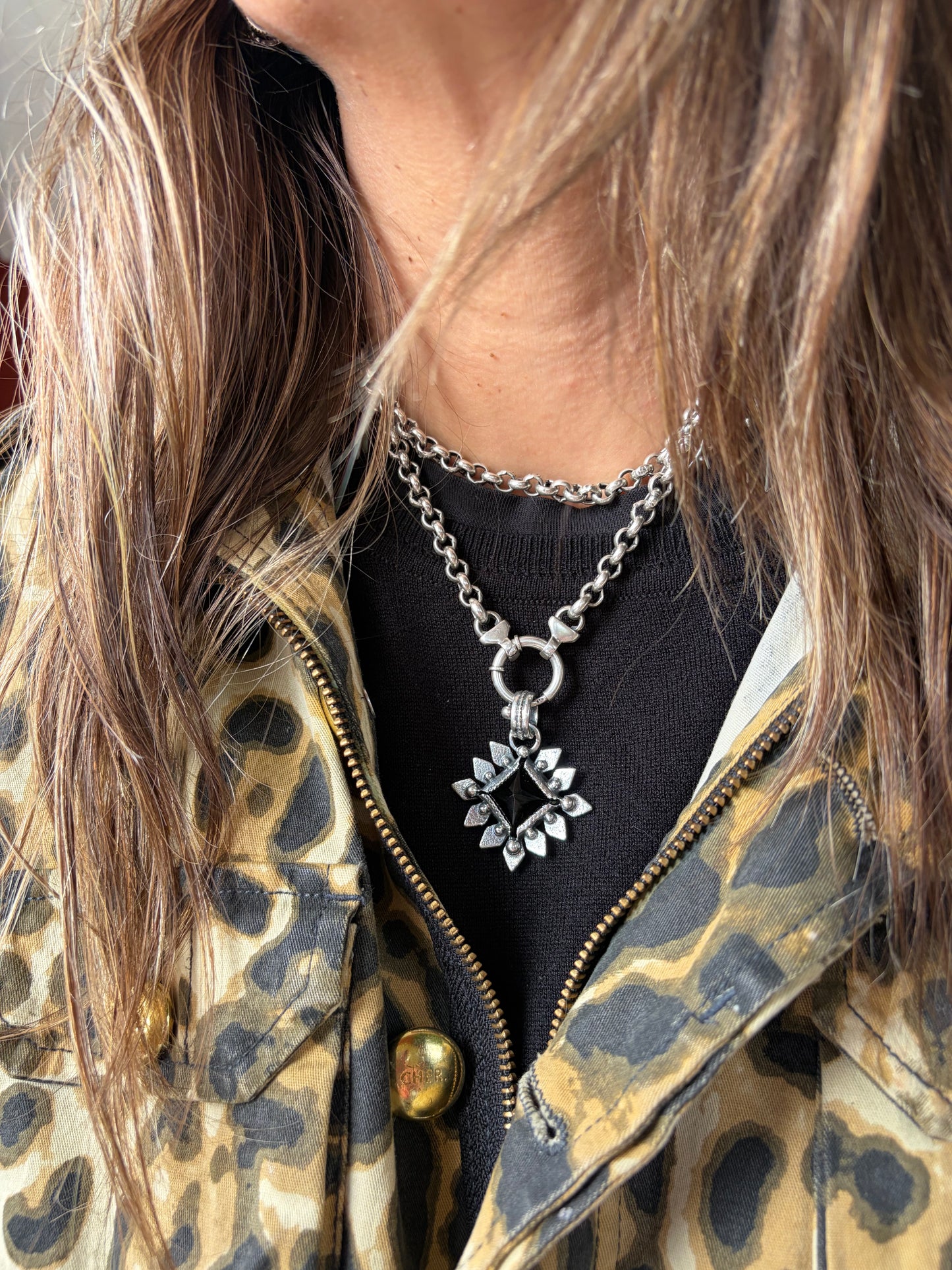 NEW! Colgante Piramide Flower (Onix negro)