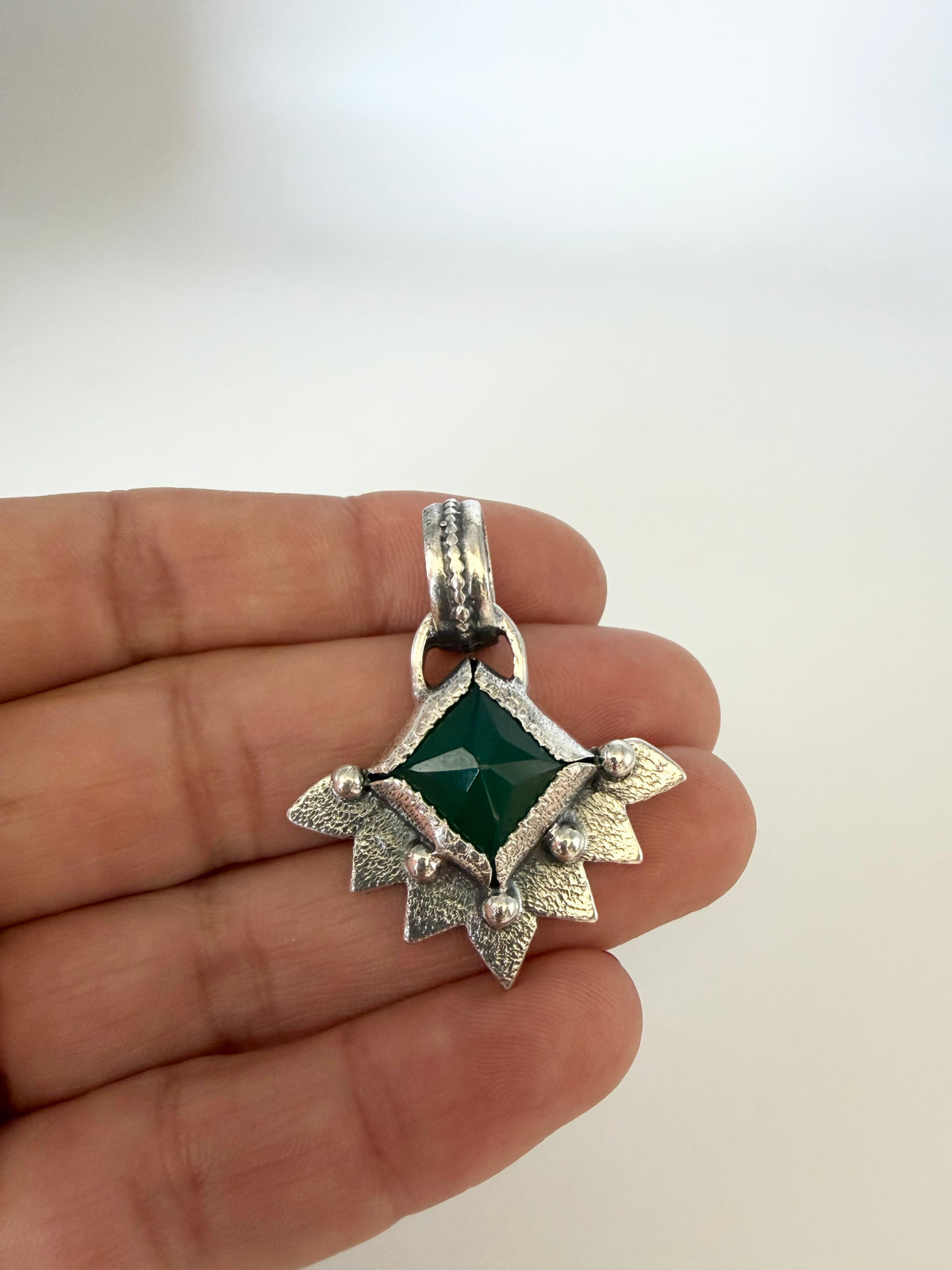 NEW! Colgante Piramide La niña (Onix verde)