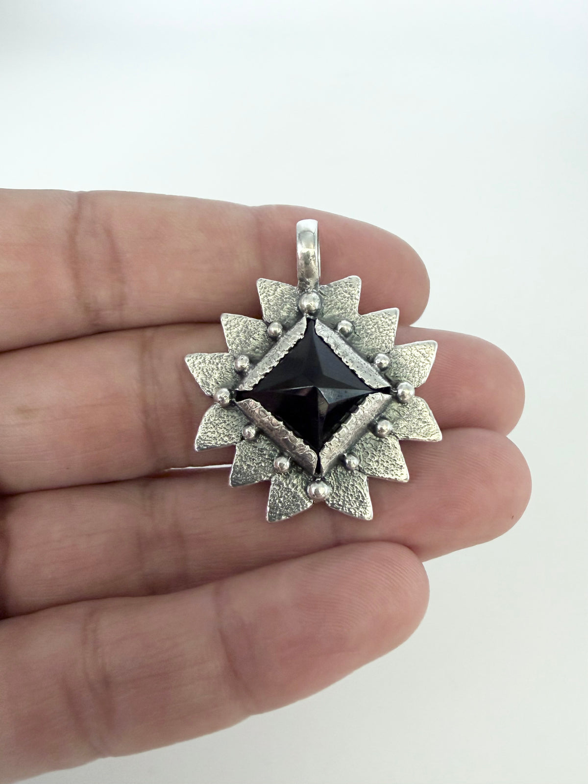 NEW! Colgante Piramide Santa María (Onix negro)