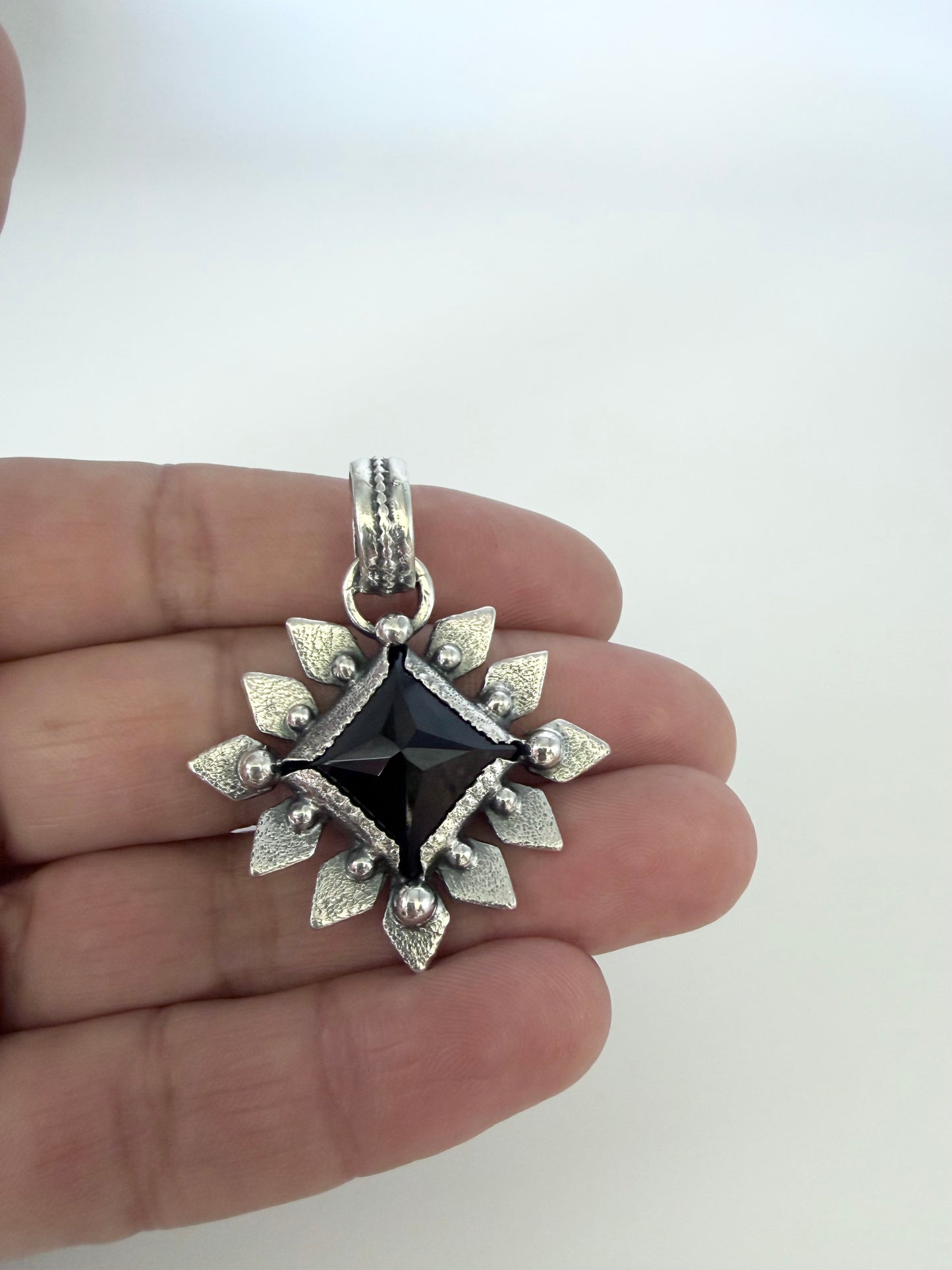 NEW! Colgante Piramide Flower (Onix negro)