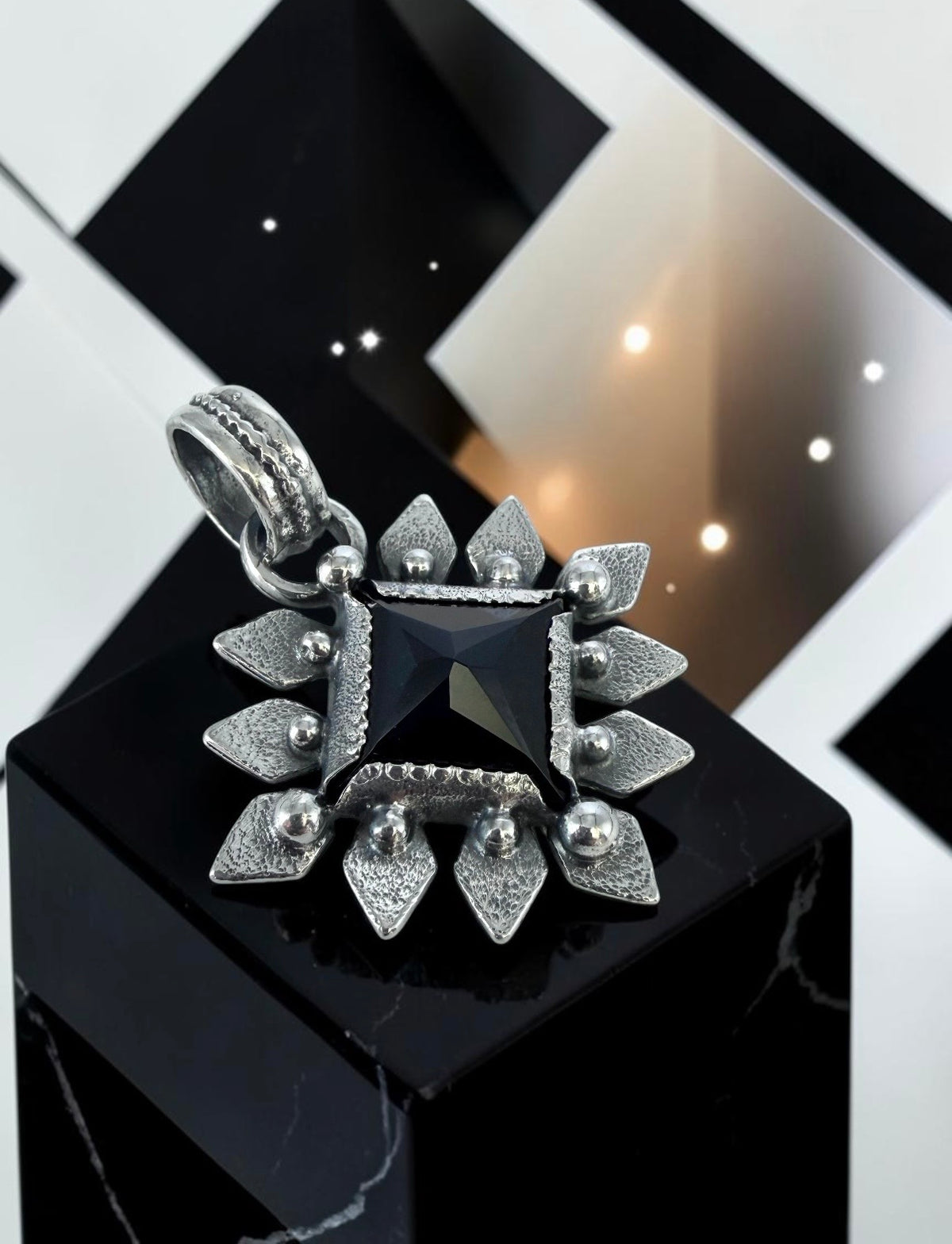 NEW! Colgante Piramide Flower (Onix negro)