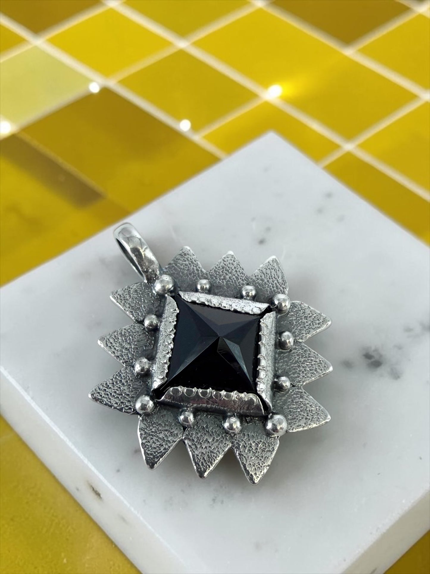 NEW! Colgante Piramide Santa María (Onix negro)