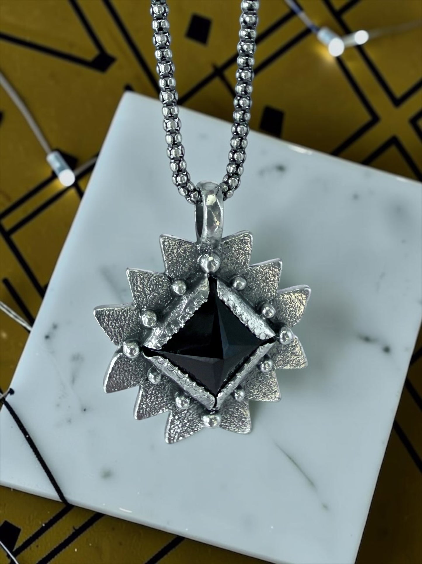NEW! Colgante Piramide Santa María (Onix negro)