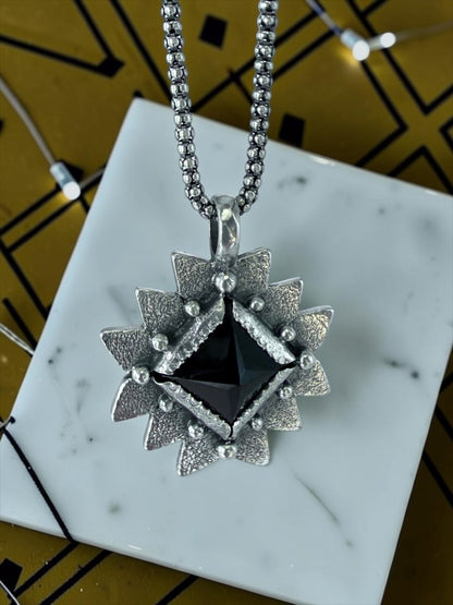 NEW! Colgante Piramide Santa María (Onix negro)