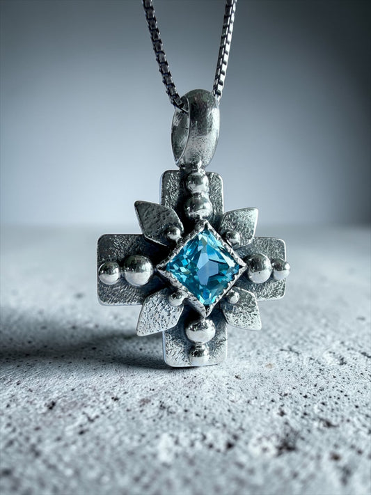 NEW! Colgante Cruz del sur (Topacio sky)