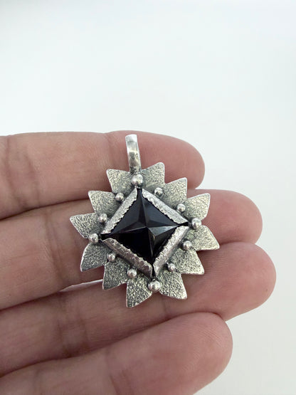 NEW! Colgante Piramide Santa María (Onix negro)