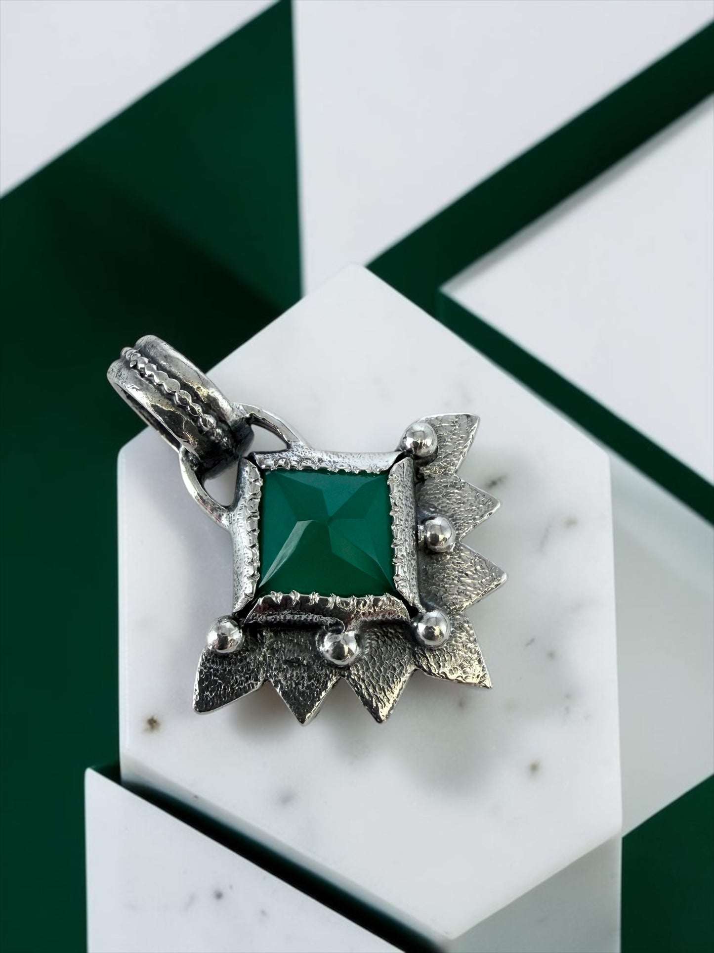 NEW! Colgante Piramide La niña (Onix verde)