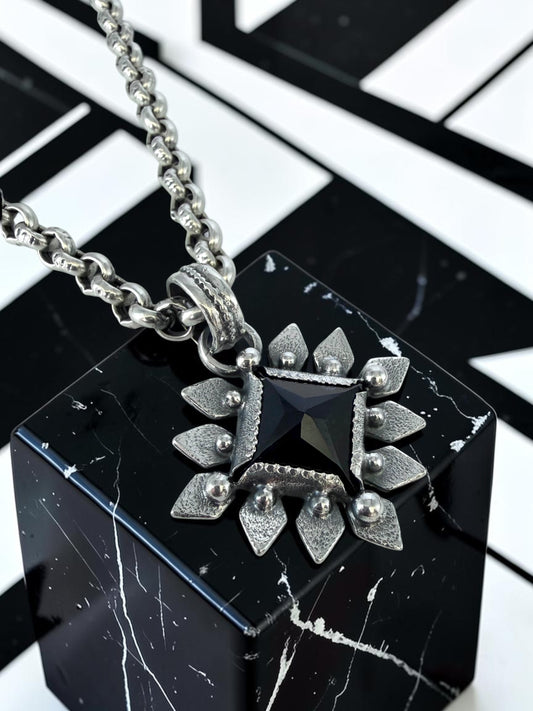NEW! Colgante Piramide Flower (Onix negro)