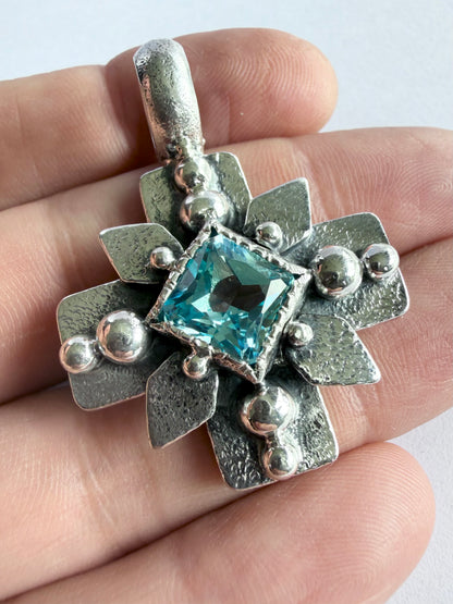 NEW! Colgante Cruz del sur (Topacio sky)