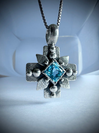 NEW! Colgante Cruz del sur (Topacio sky)