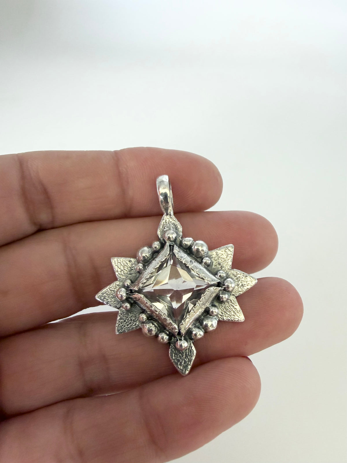 NEW! Colgante Piramide Annie (Cuarzo cristal)