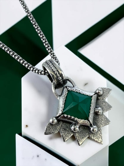 NEW! Colgante Piramide La niña (Onix verde)