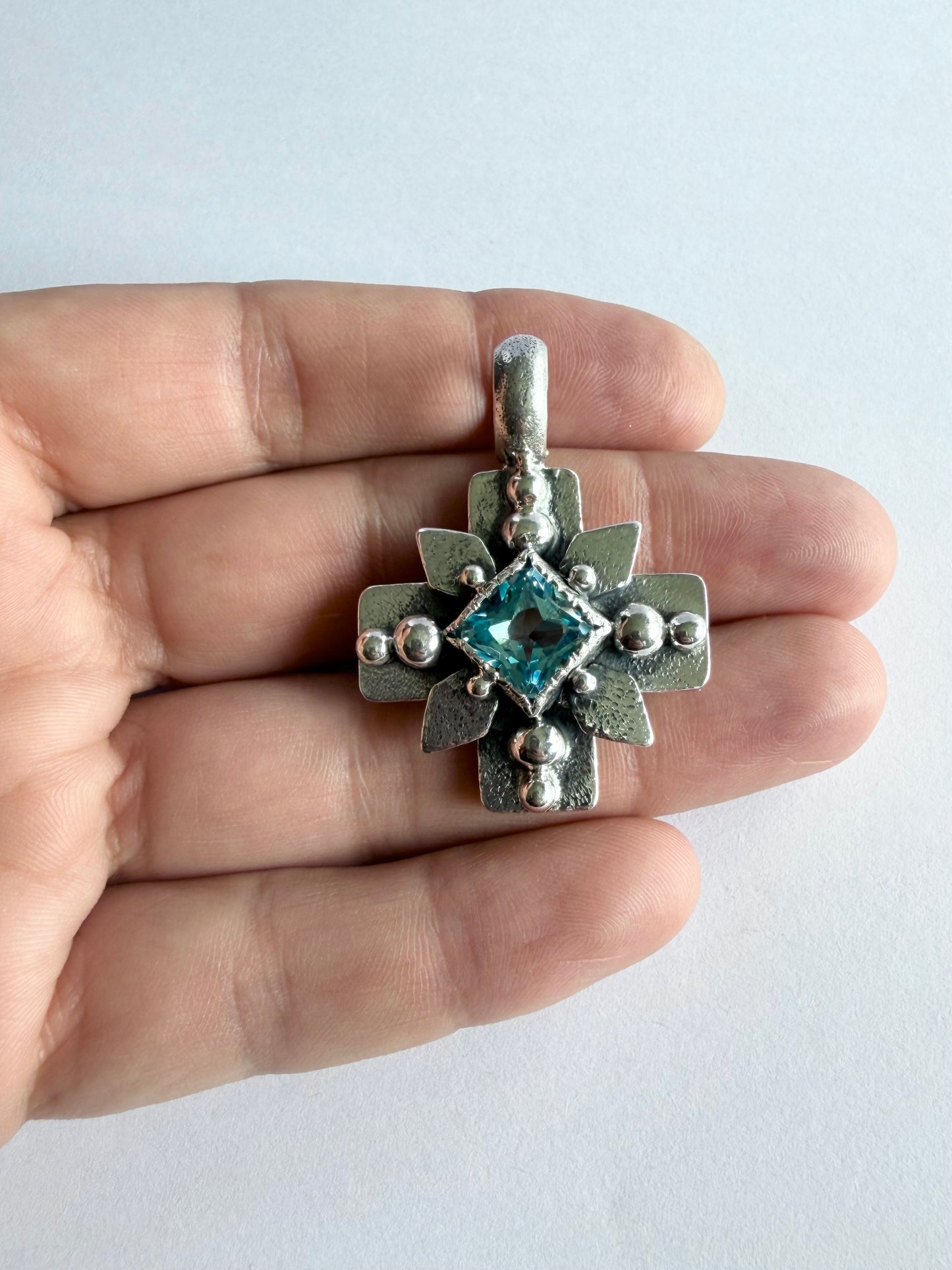 NEW! Colgante Cruz del sur (Topacio sky)