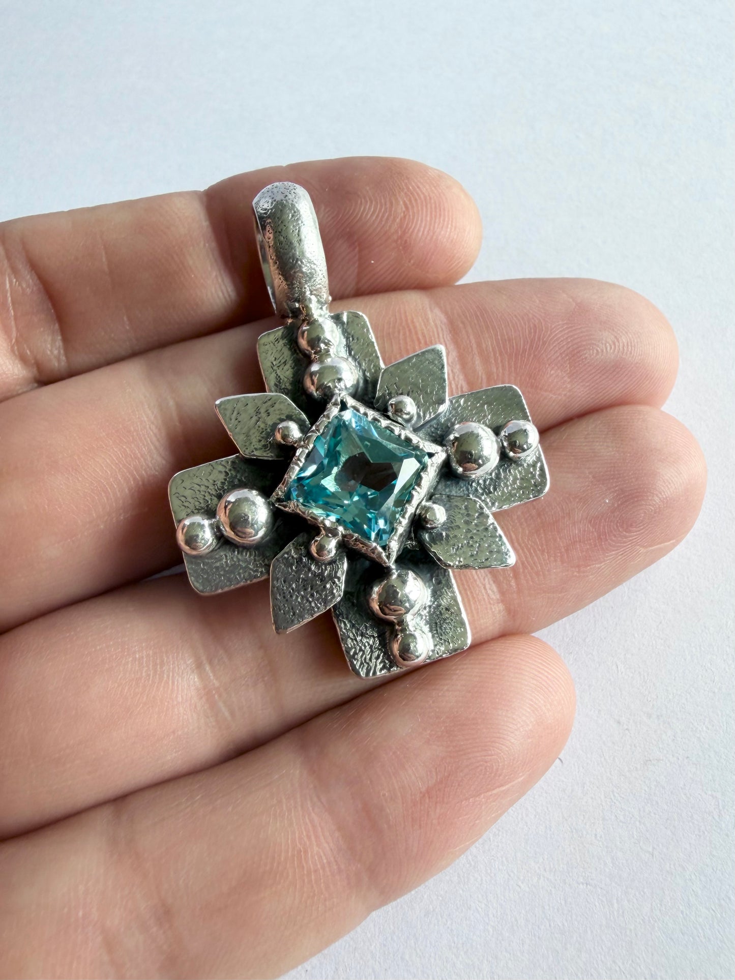 NEW! Colgante Cruz del sur (Topacio sky)