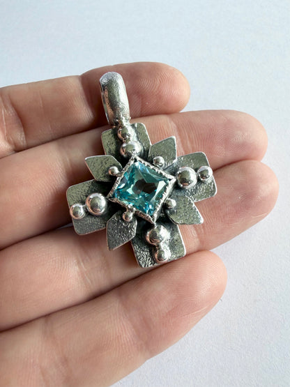 NEW! Colgante Cruz del sur (Topacio sky)